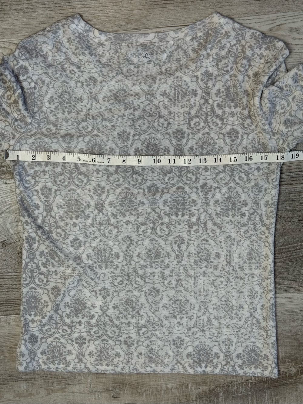 Prana Long Sleeve Medallion Damask Print Lightweight Thermal Style Top Size L - Picture 8 of 10